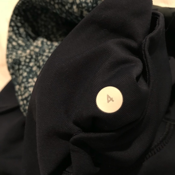 Lululemon Stash It Crop — Size 4 - Picture 7 of 7